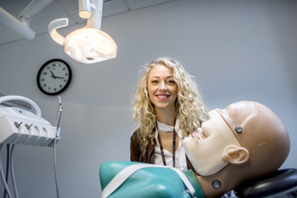 Titan trong nha khoa